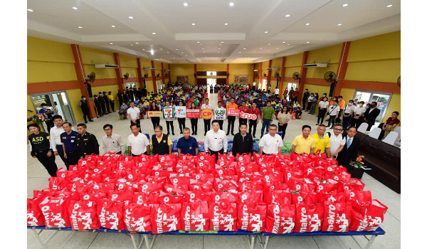 Makro join forces with CP Group affiliates to stand side by side with Thai people to overcome flood and send team to help flood victims in Pak Thong Chai and Chok Chai District, Nakhon Ratchasima province