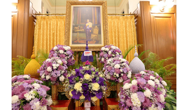 บมจ.สยามแม็คโคร นำแจกันดอกไม้ไปทูลเกล้าทูลกระหม่อมถวายเพื่อแสดงออกถึงความจงรักภักดี และลงนามถวายพระพรสมเด็จพระกนิษฐาธิราชเจ้า กรมสมเด็จพระเทพรัตนราชสุดา ฯ สยามบรมราชกุมารี