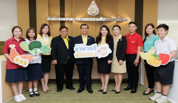 แม็คโคร-โลตัส จับมือ สพฐ. มอบทุนสนับสนุนโครงการ “ซีพี แอ็กซ์ตร้าอาหารดีพี่ให้น้อง” เติมเต็มมื้ออาหารให้นักเรียนกว่า 11,000 คน จาก 100 โรงเรียนในภาคเหนือ